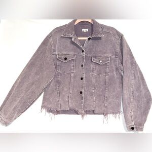 POL dusty lavender corduroy shacket 💜
Size Medium – boxy, slightly cropped fit.